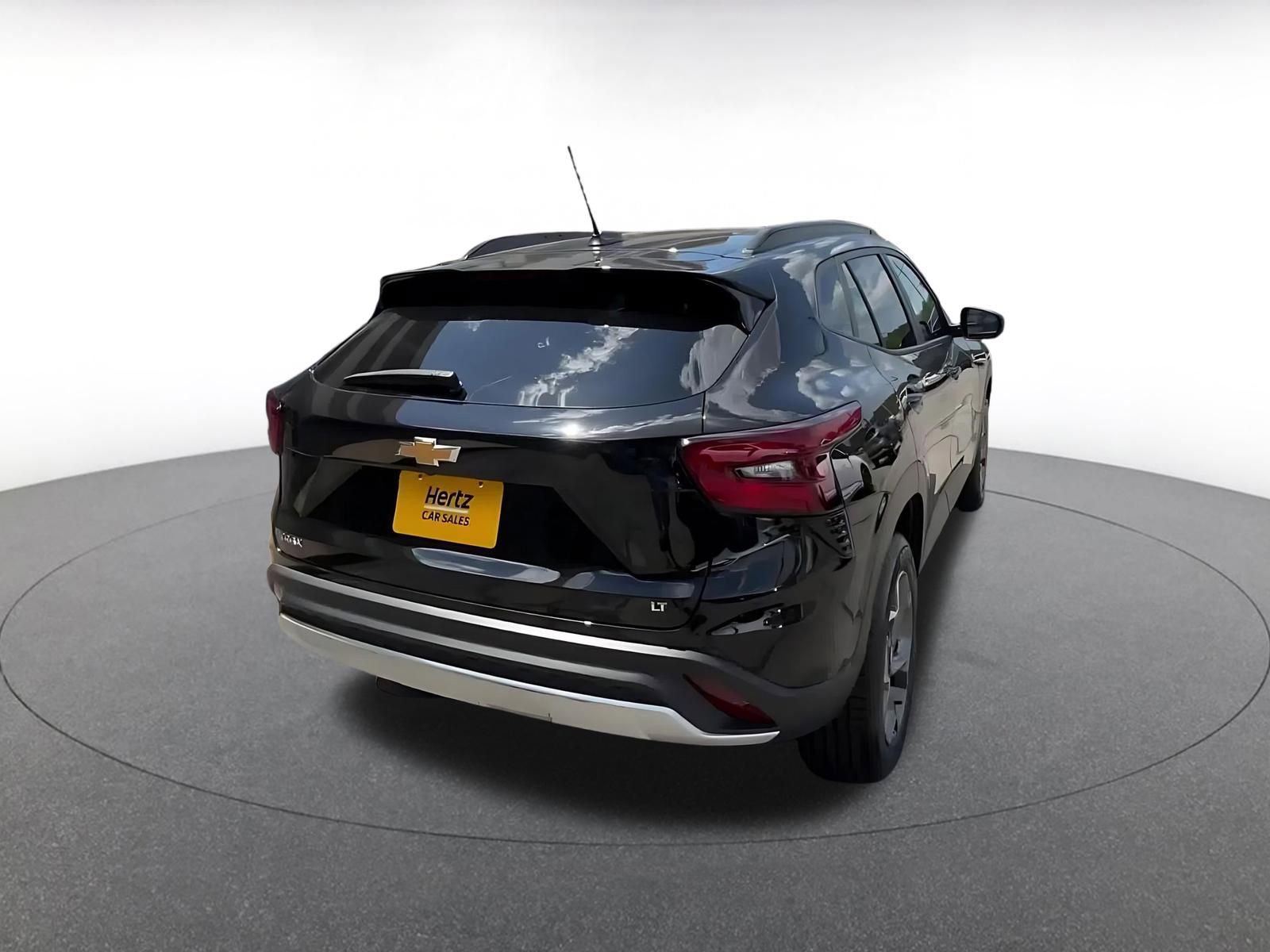 Used 2025 Chevrolet Trax LT FWD image 13