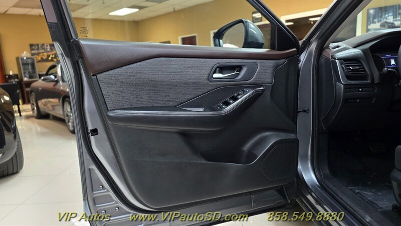 Used 2023 Nissan Rogue SV FWD image 11