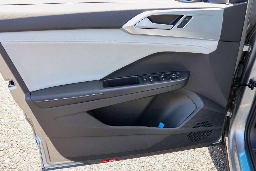 New 2025 Volkswagen Taos SE image 32