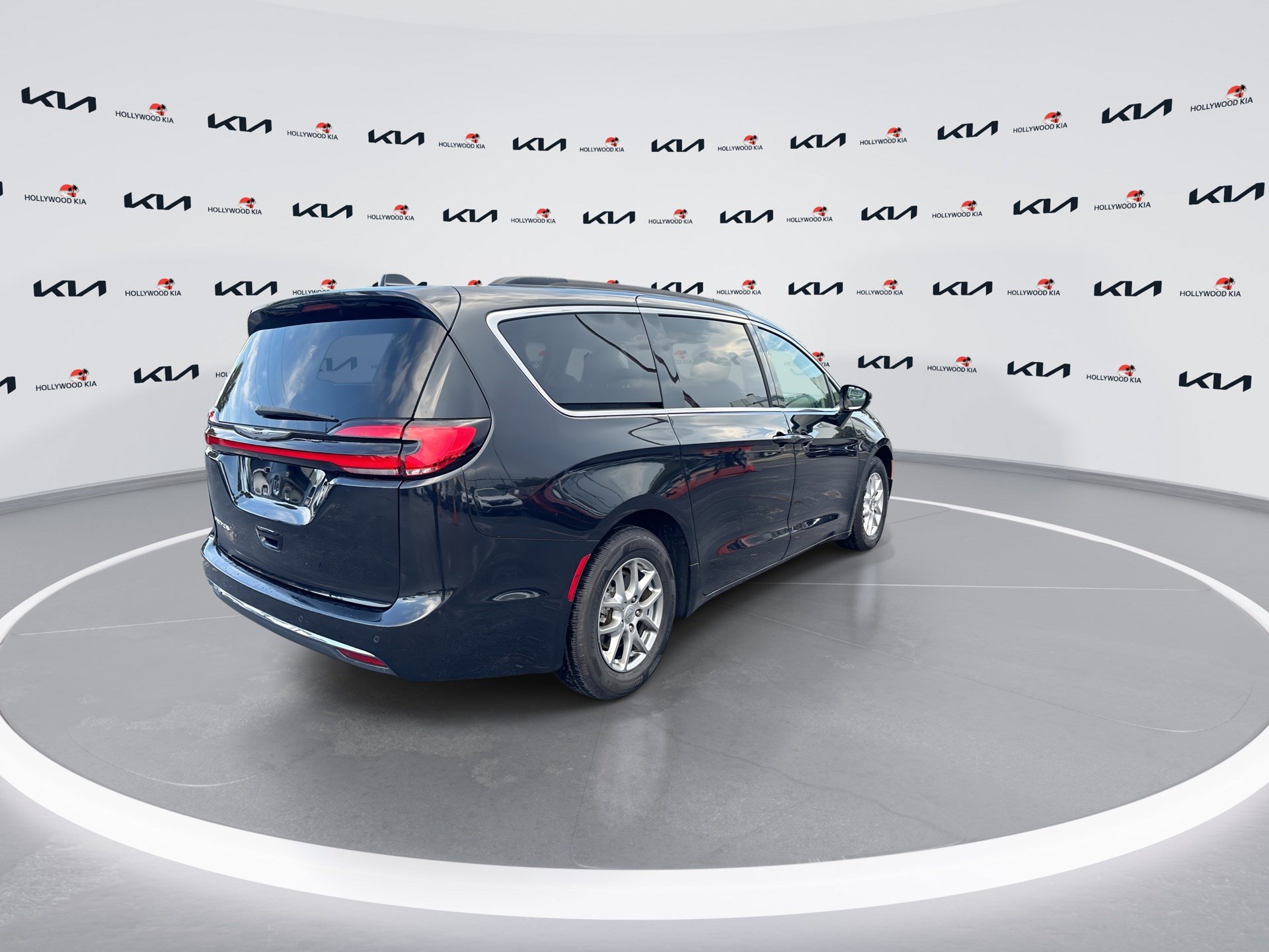 Used 2021 Chrysler Pacifica Touring FWD image 8