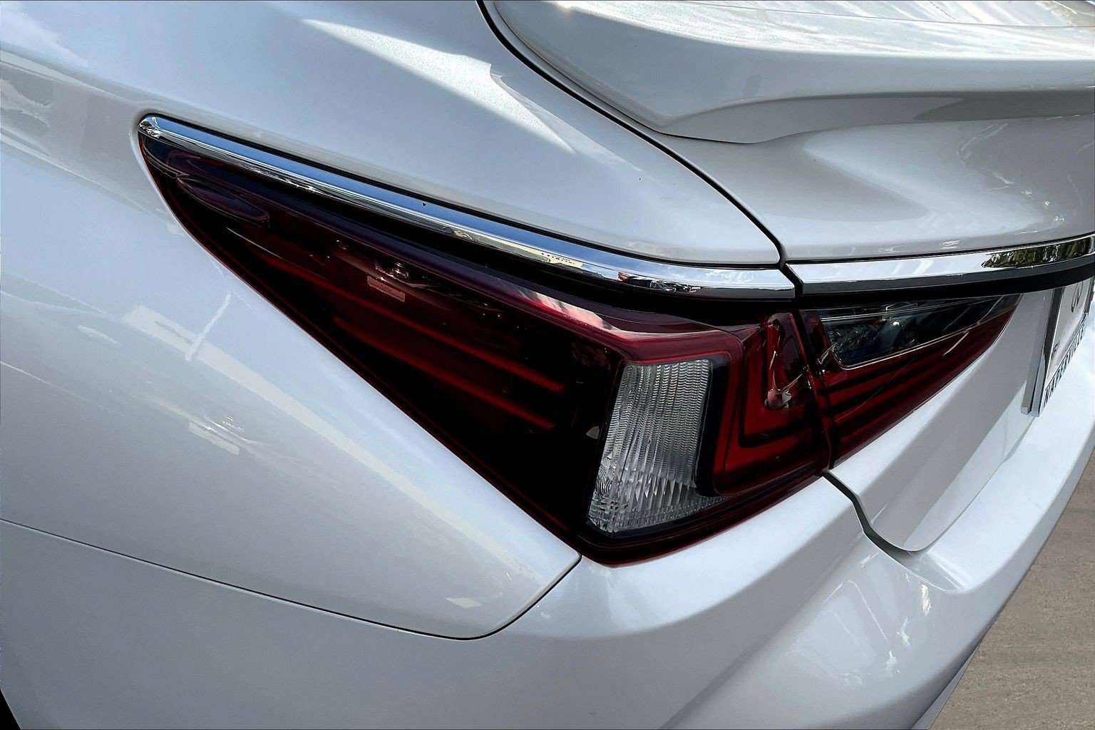 Used 2022 Lexus ES 300h w/ Accessory Package FWD image 22