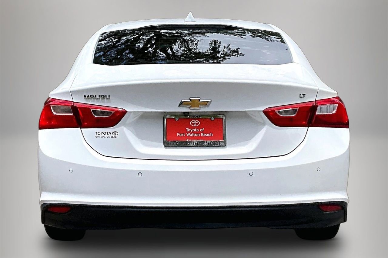Used 2018 Chevrolet Malibu LT w/ Leather Package FWD image 6