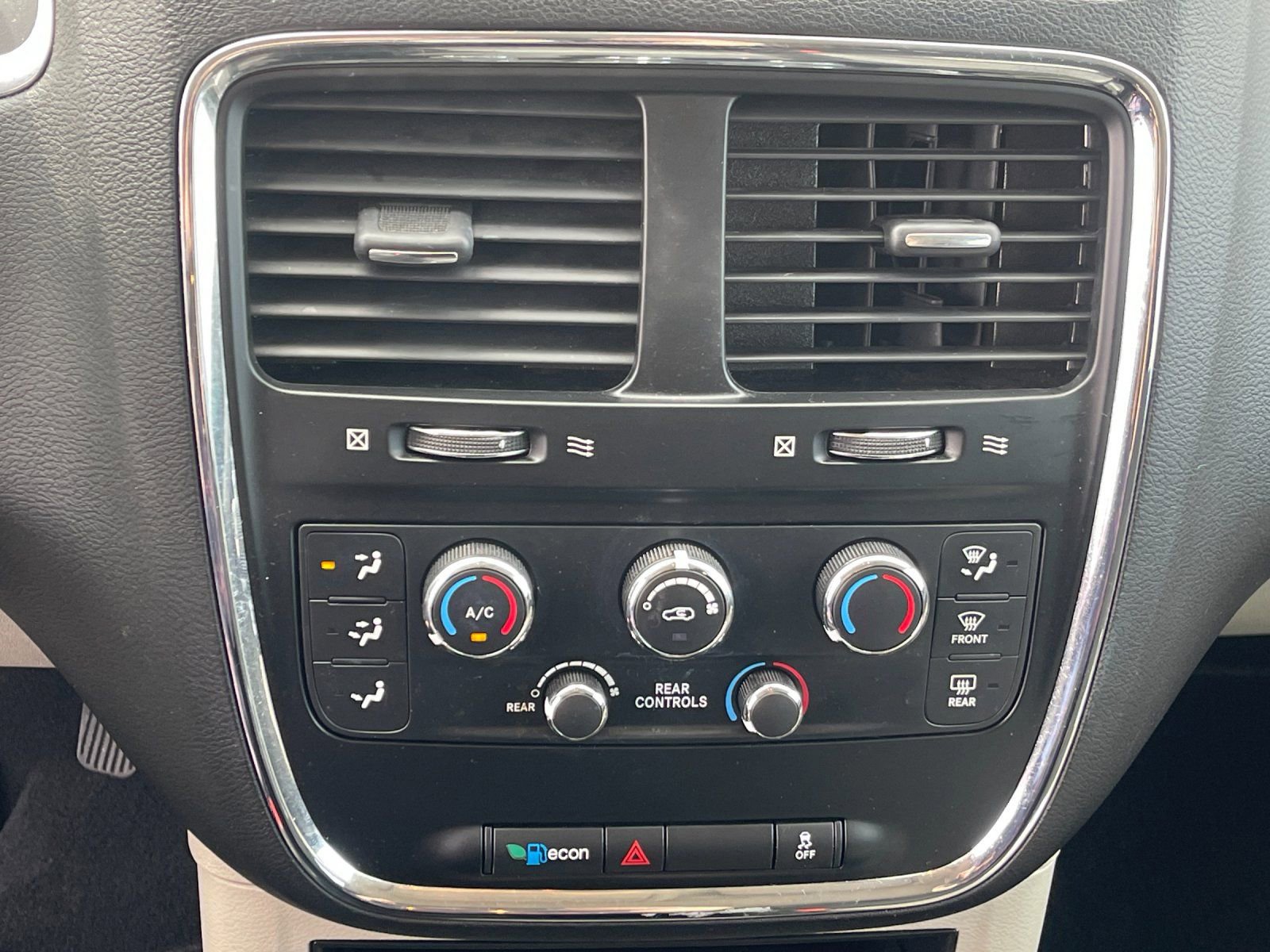 Used 2018 Dodge Grand Caravan SE w/ UConnect Hands-Free Group FWD image 23