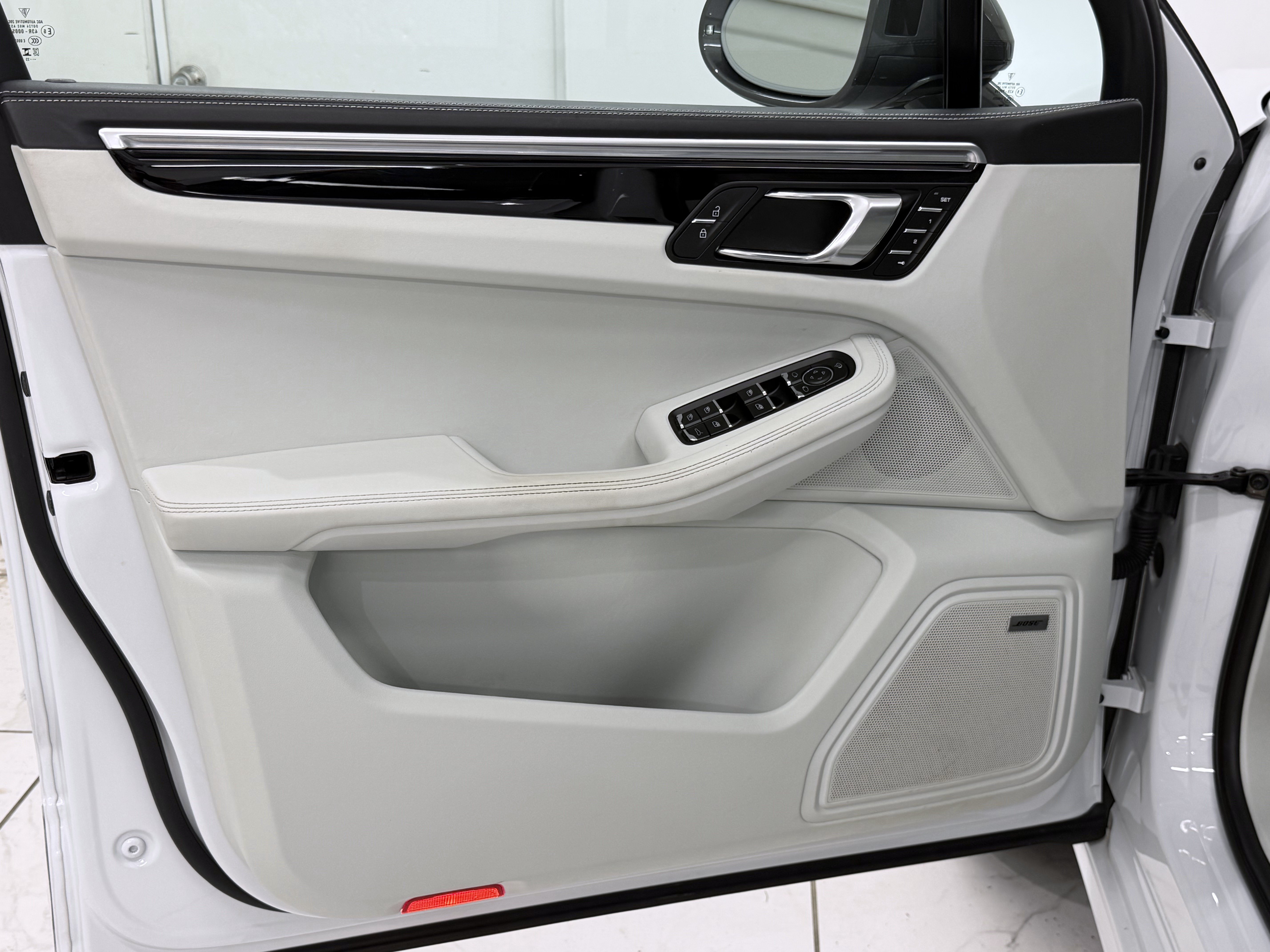 Certified 2023 Porsche Macan Turbo AWD/4WD image 28