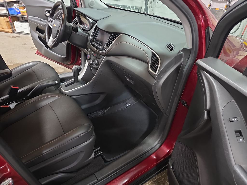 Certified 2022 Chevrolet Trax LT w/ LT Convenience Package image 10