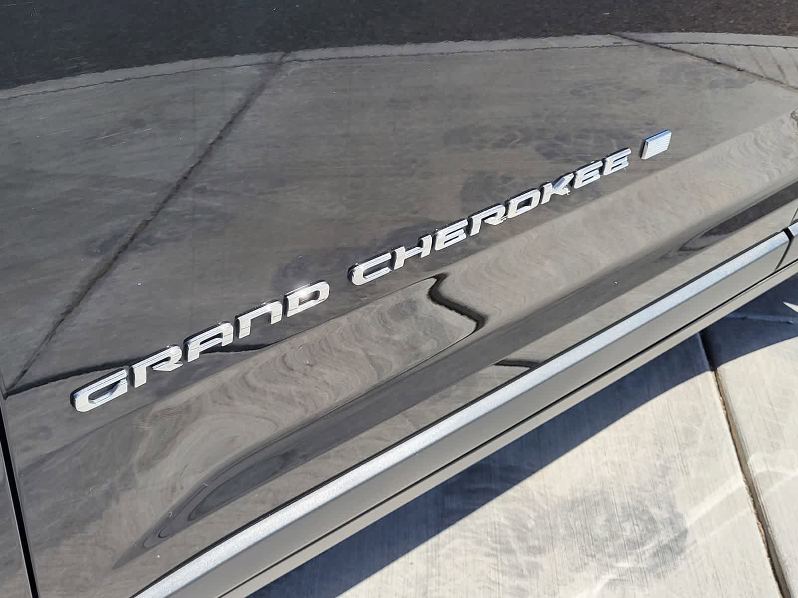 Used 2023 Jeep Grand Cherokee Laredo w/ Luxury Tech Group I AWD/4WD image 11