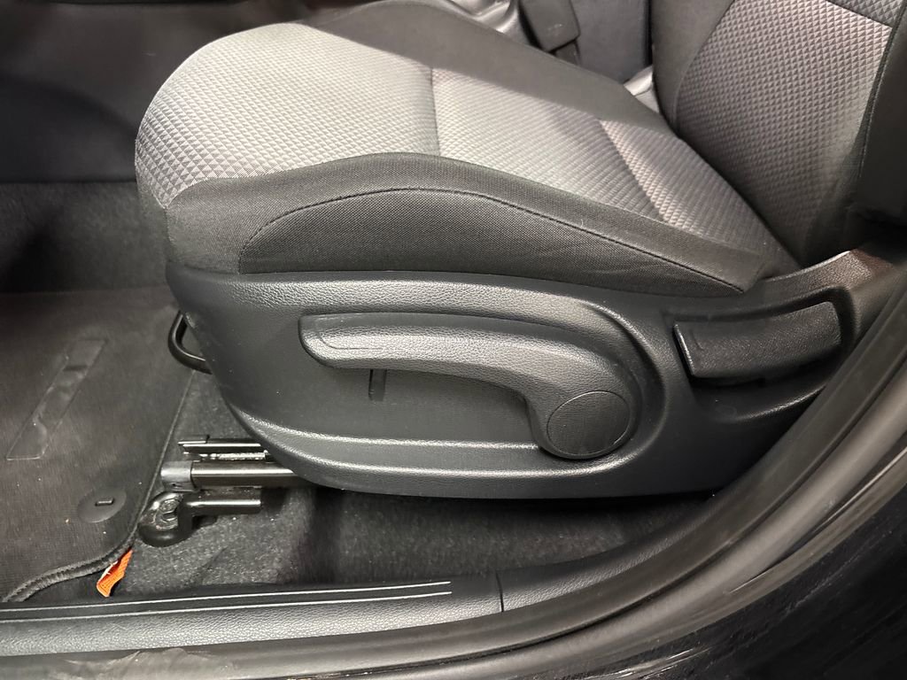 Used 2025 Kia Soul LX w/ LX Technology Package FWD image 22