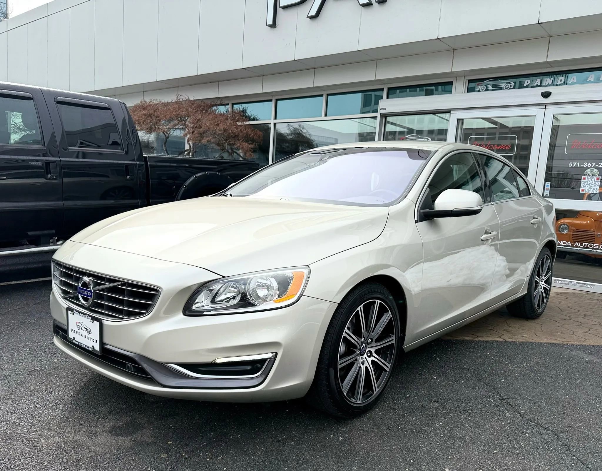 Used 2017 Volvo S60 T5 Inscription w/ Climate Package image 3