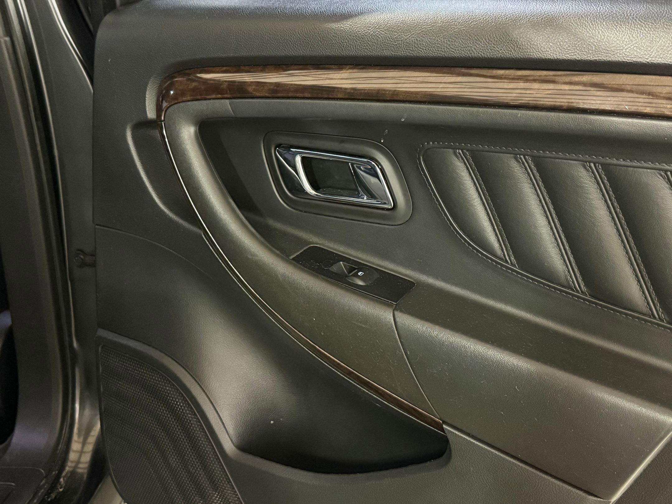 Used 2015 Ford Taurus Limited image 33