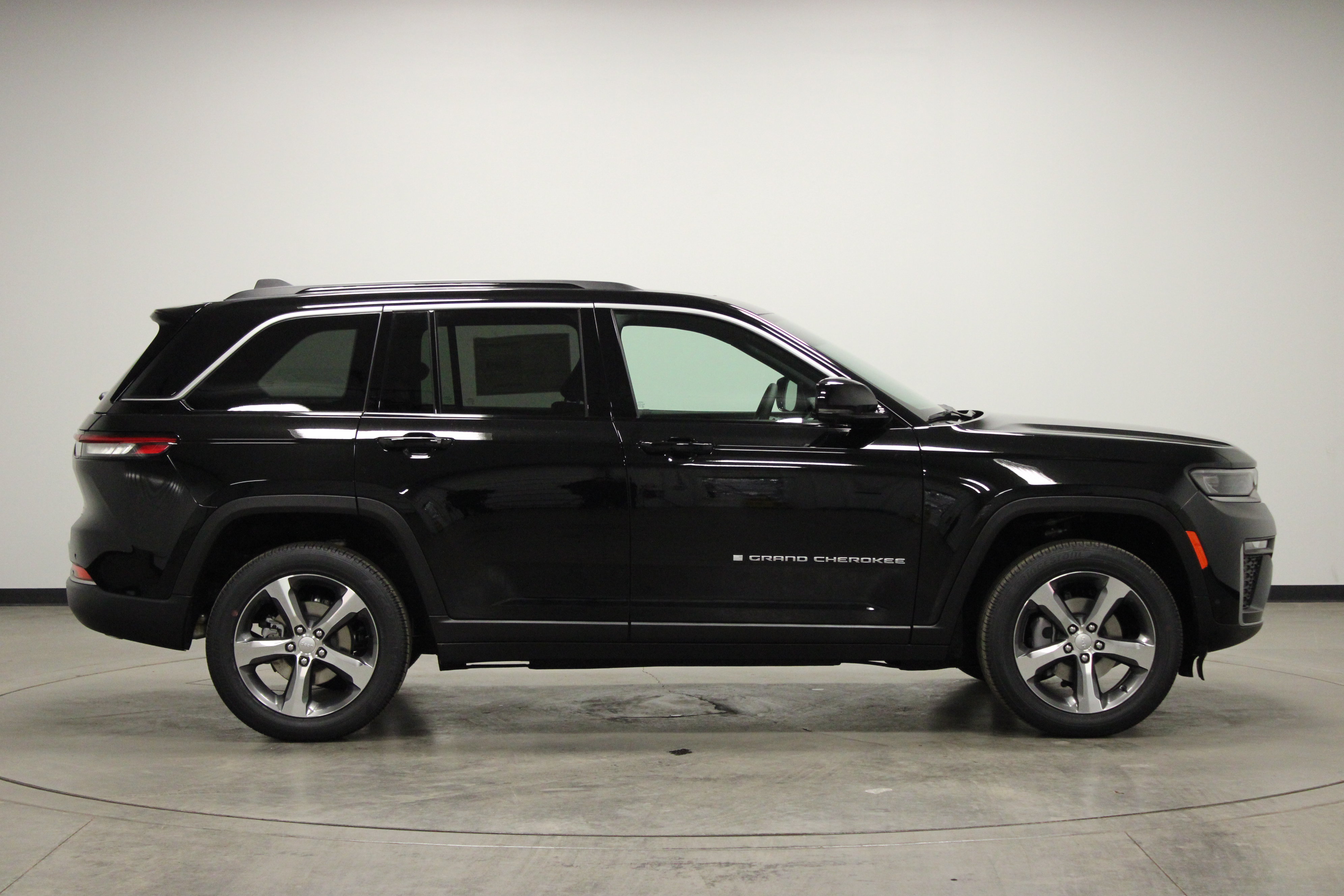 New 2026 Jeep Grand Cherokee Limited w/ Luxury Tech Group II AWD/4WD image 9
