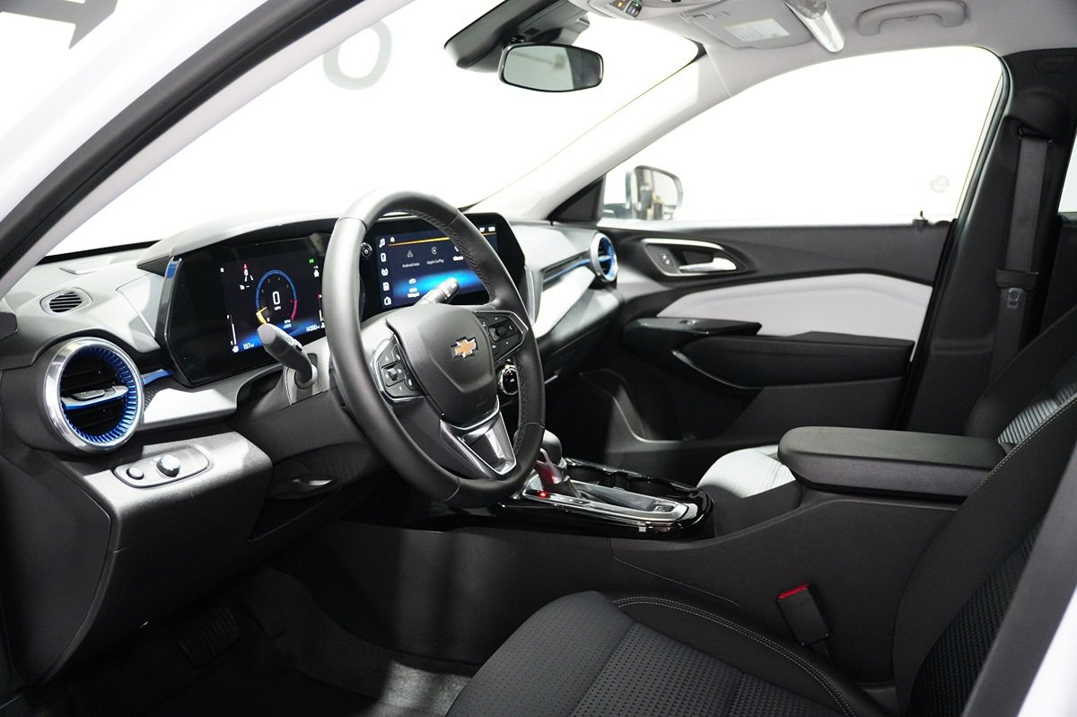 Used 2025 Chevrolet Trax LT w/ LT Convenience Package FWD image 12