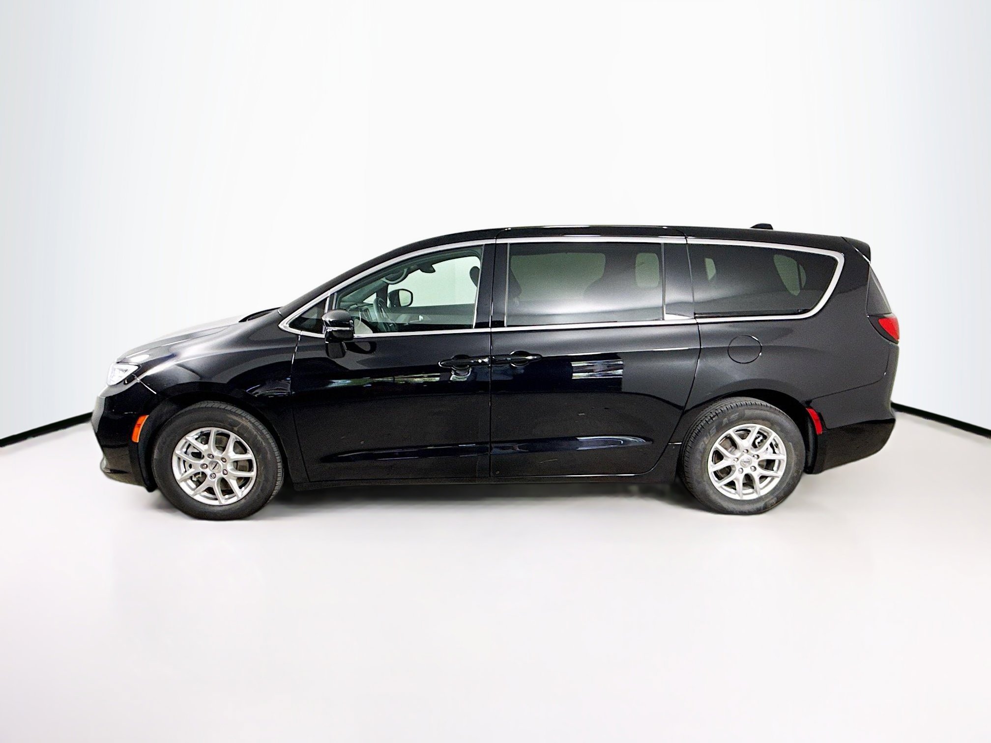 Used 2025 Chrysler Pacifica Select image 7