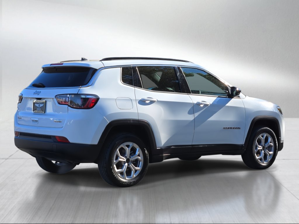 Used 2025 Jeep Compass Latitude AWD/4WD image 3