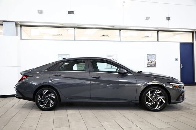 New 2026 Hyundai Elantra Limited FWD image 3
