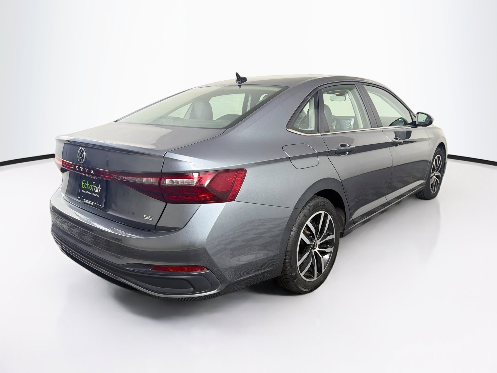 Used 2025 Volkswagen Jetta SE FWD image 9