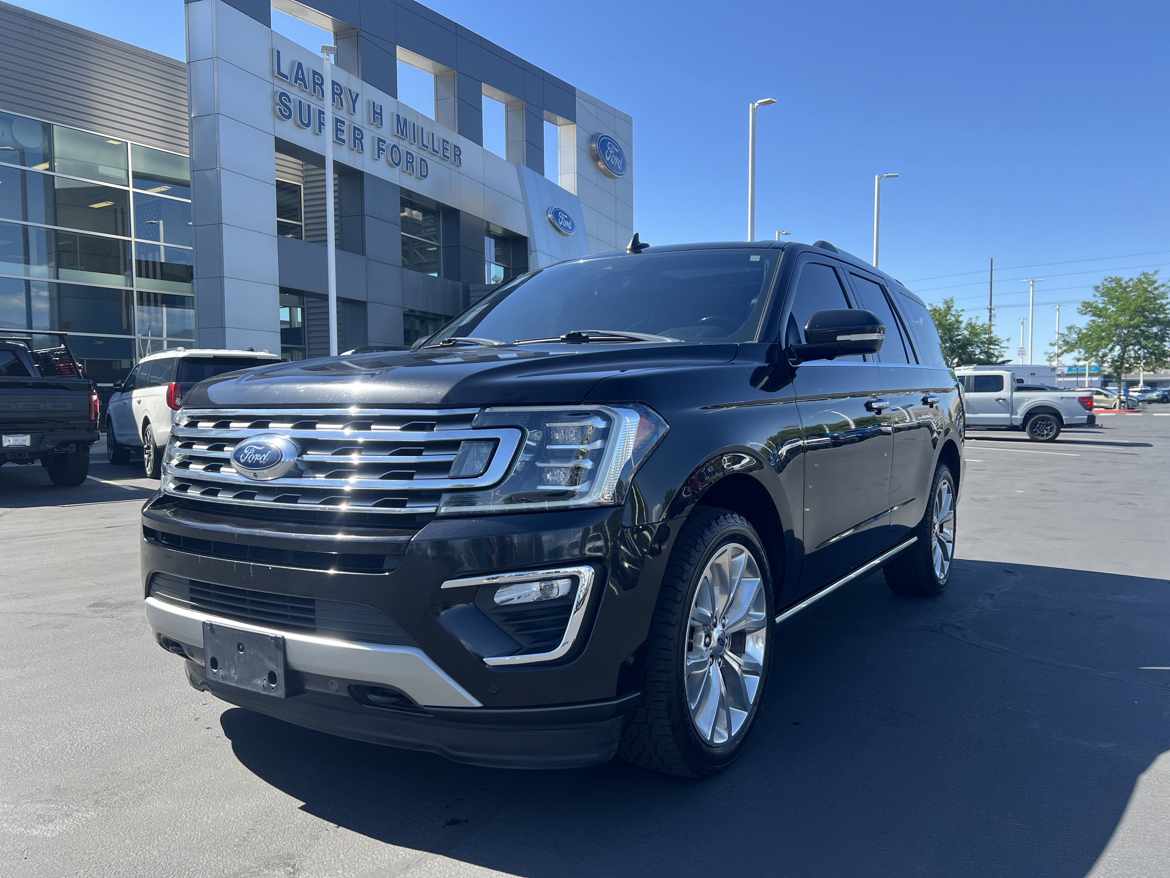 Used 2019 Ford Expedition Limited w/ Equipment Group 302A AWD/4WD image 4
