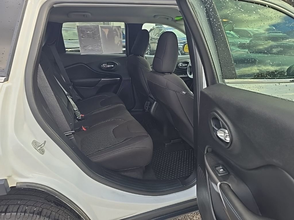 Used 2019 Jeep Cherokee Latitude w/ Cold Weather Group image 14