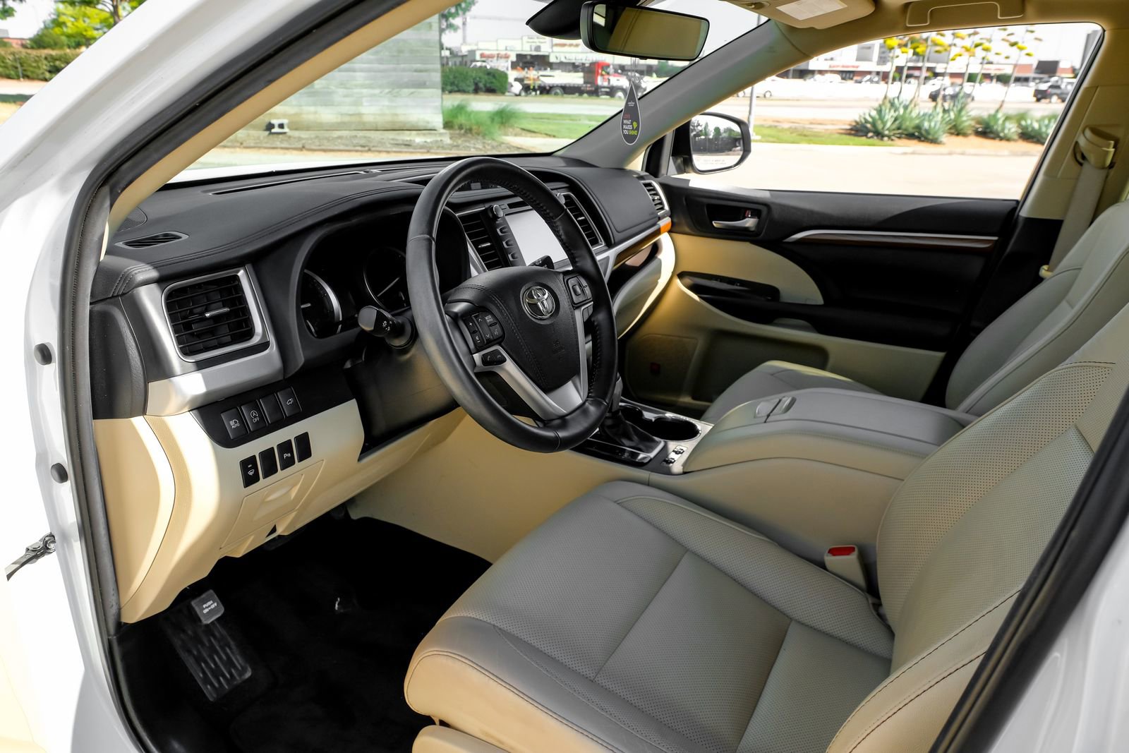 Used 2019 Toyota Highlander Limited FWD image 3
