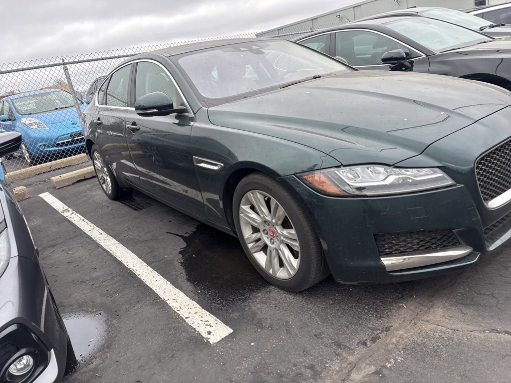 Used 2017 Jaguar XF Premium image 2