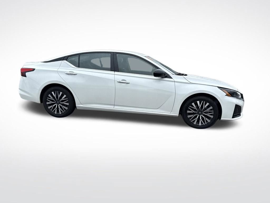 Used 2024 Nissan Altima 2.5 SV FWD image 16