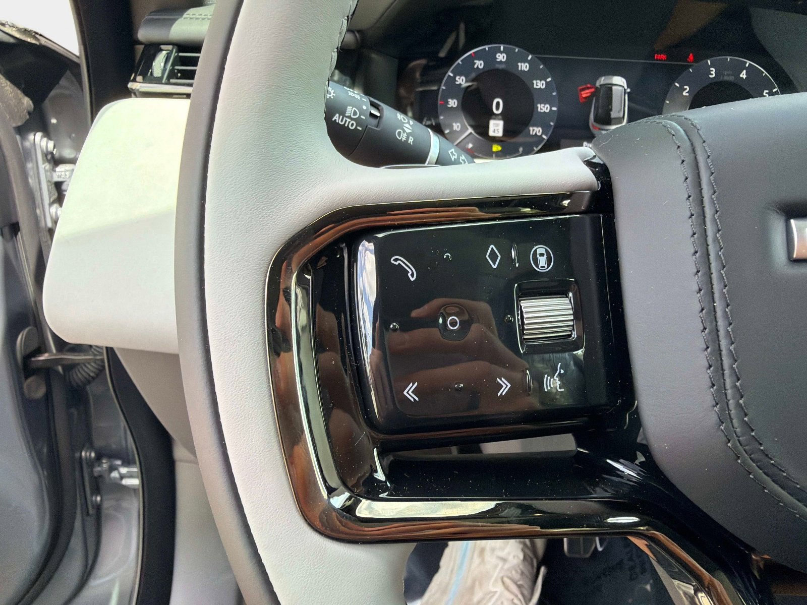 New 2026 Land Rover Range Rover Velar Dynamic SE image 26