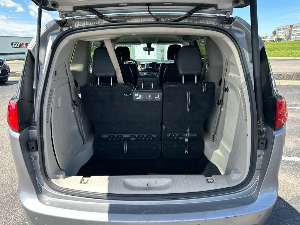 Used 2018 Chrysler Pacifica Touring-L FWD image 8