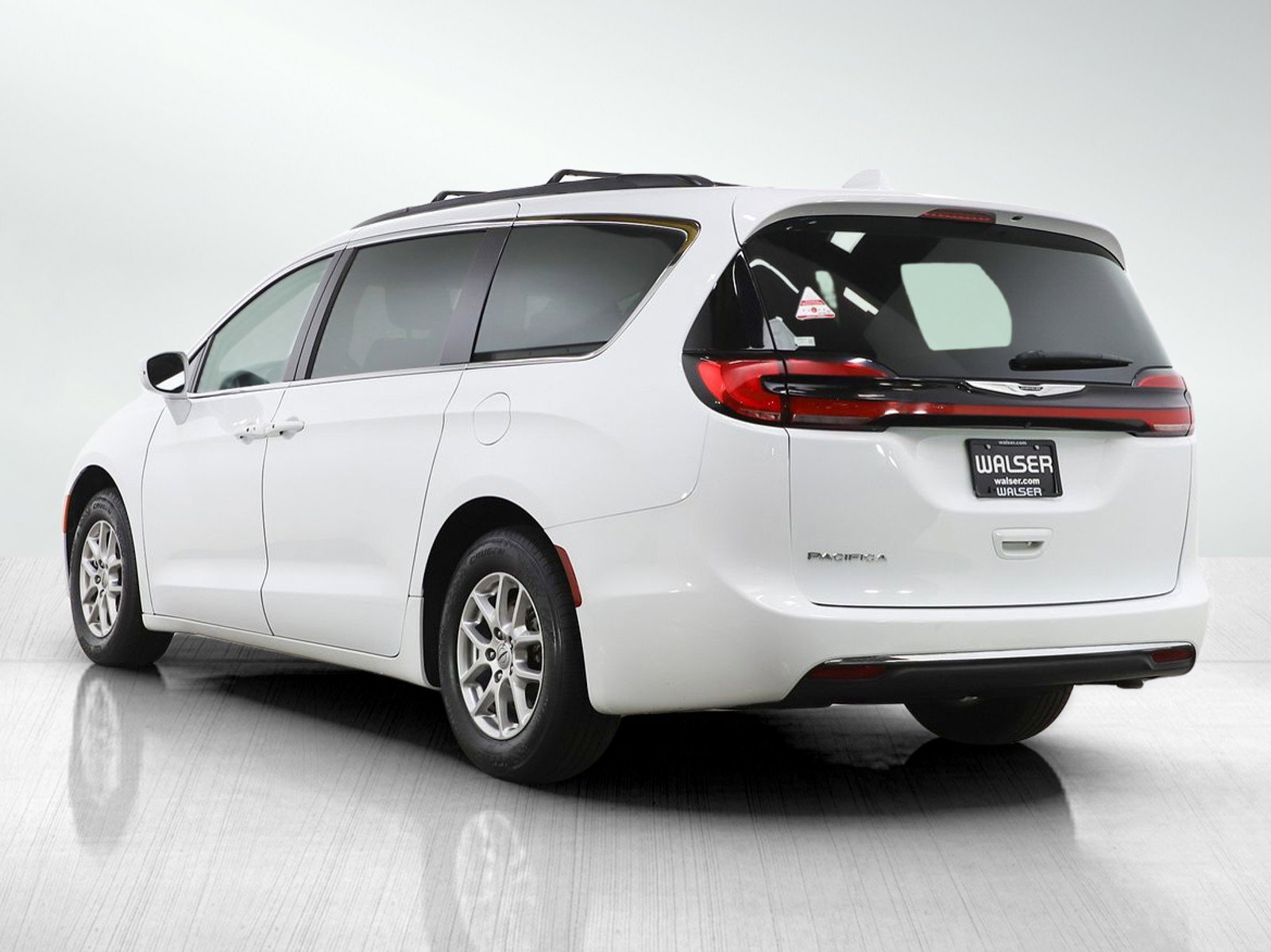 Used 2022 Chrysler Pacifica Touring-L image 3