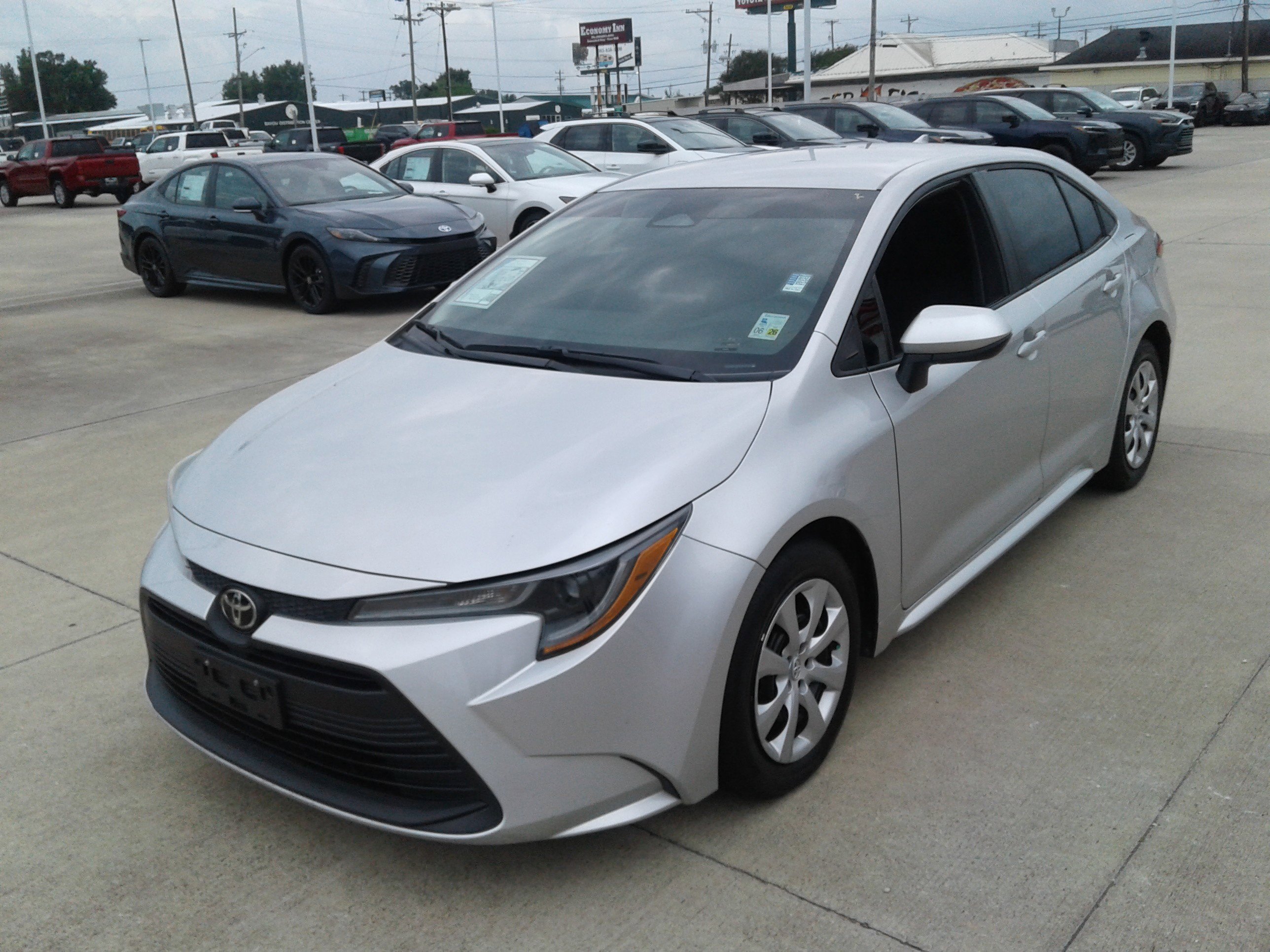 Used 2023 Toyota Corolla LE FWD image 3