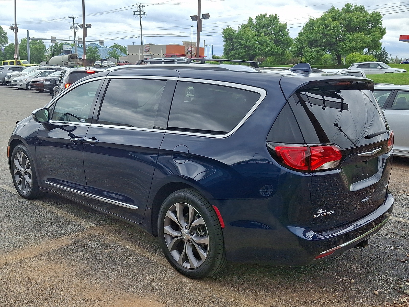 Used 2019 Chrysler Pacifica Limited w/ Tire & Wheel Group FWD image 4