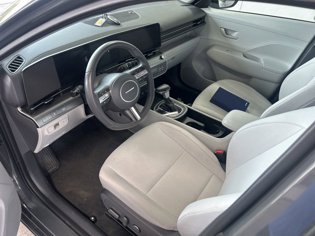Used 2025 Hyundai Kona SEL FWD image 2