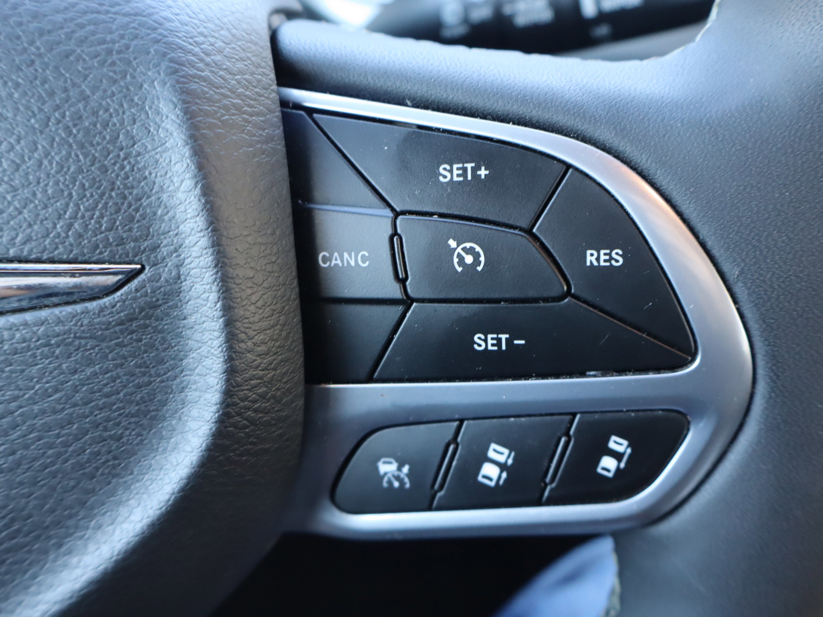 Used 2025 Chrysler Pacifica Select image 20