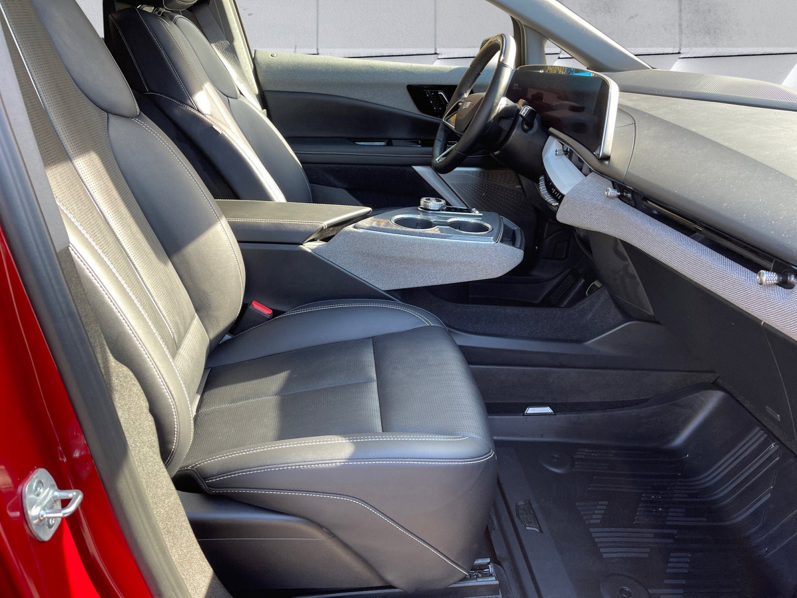 Used 2025 Cadillac Optiq Sport 2 w/ LPO, Floor Liner Package AWD/4WD image 16