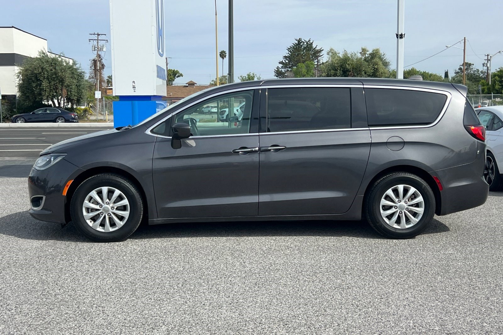 Used 2018 Chrysler Pacifica Touring Plus image 2