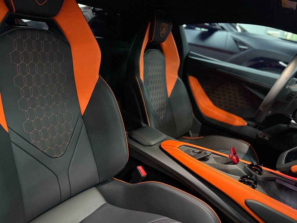 Used 2025 Lamborghini Revuelto image 19