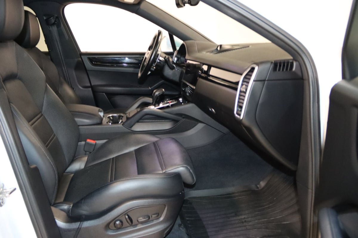 Used 2023 Porsche Cayenne Coupe w/ Towing Package w/o Tow Ball AWD/4WD image 63