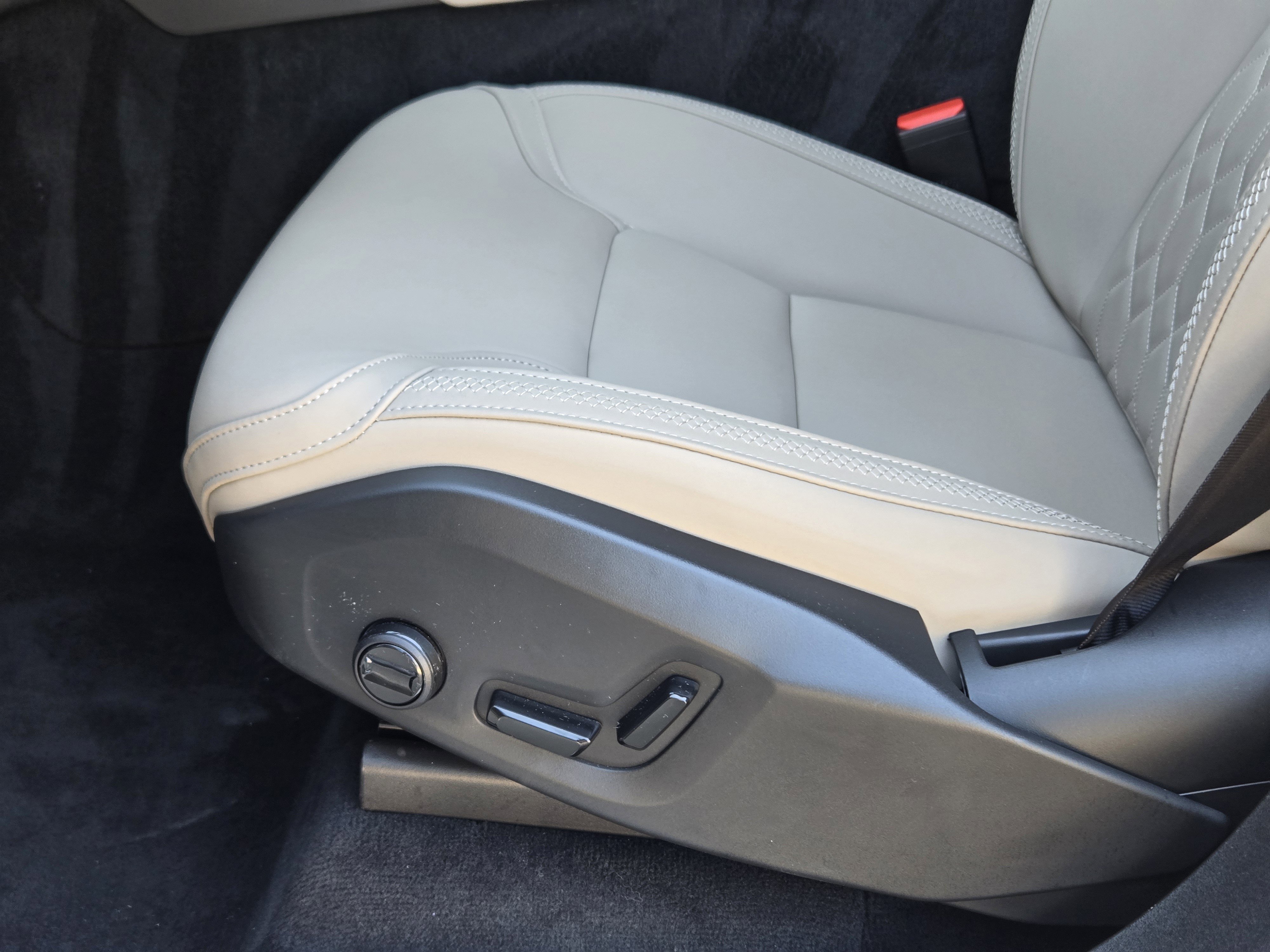 Certified 2025 Volvo XC90 T8 Plus w/ Protection Package Premier image 34