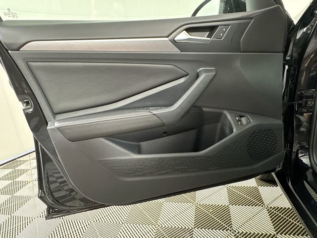 Used 2024 Volkswagen Jetta SE image 3