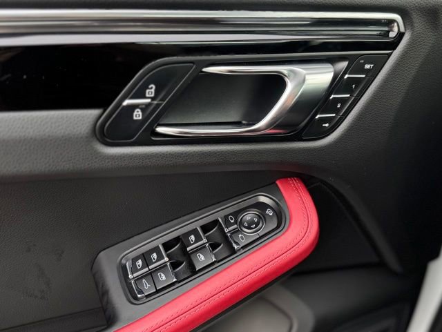 Certified 2025 Porsche Macan AWD/4WD image 14