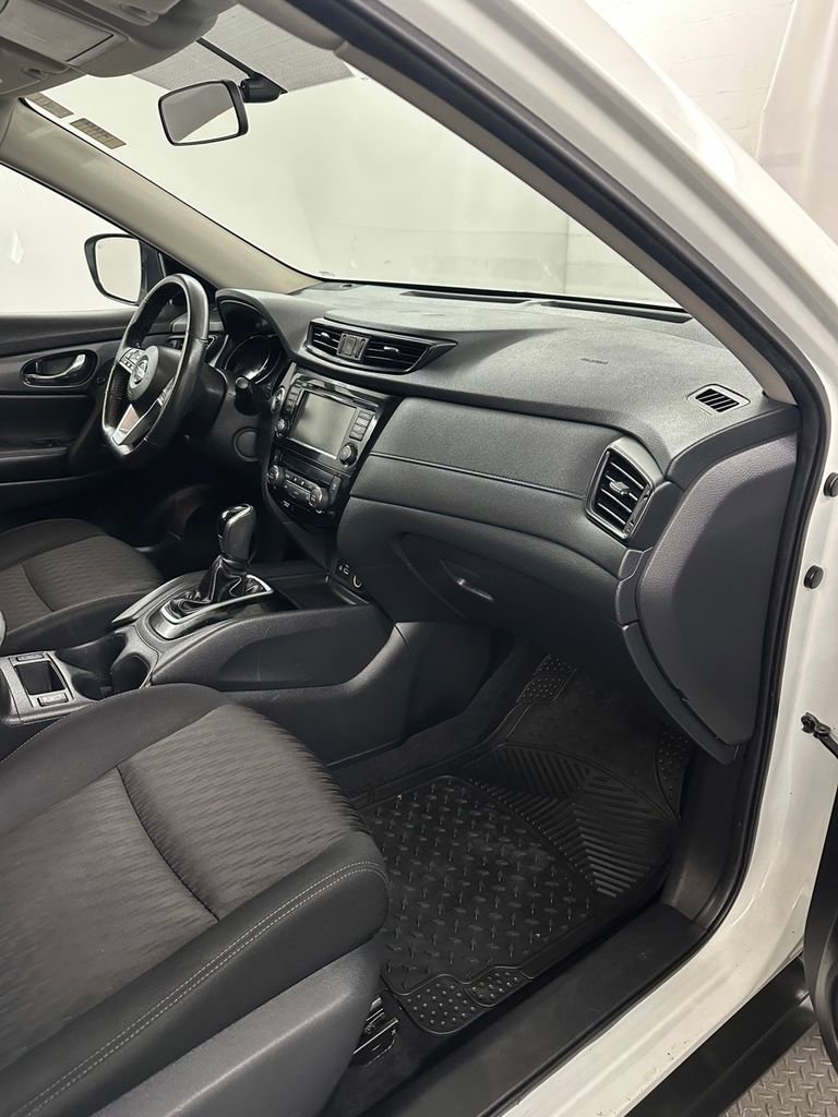 Used 2018 Nissan Rogue SV image 33