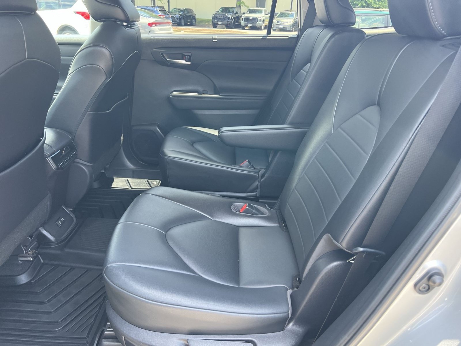 Used 2021 Toyota Highlander XLE AWD/4WD image 25