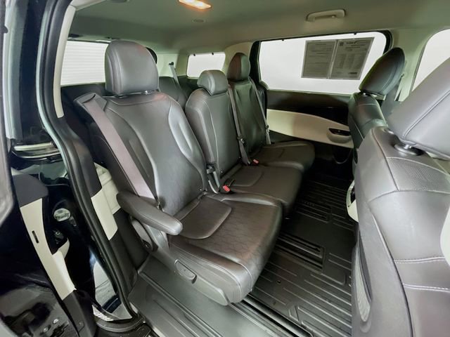 Used 2024 Kia Carnival EX image 29