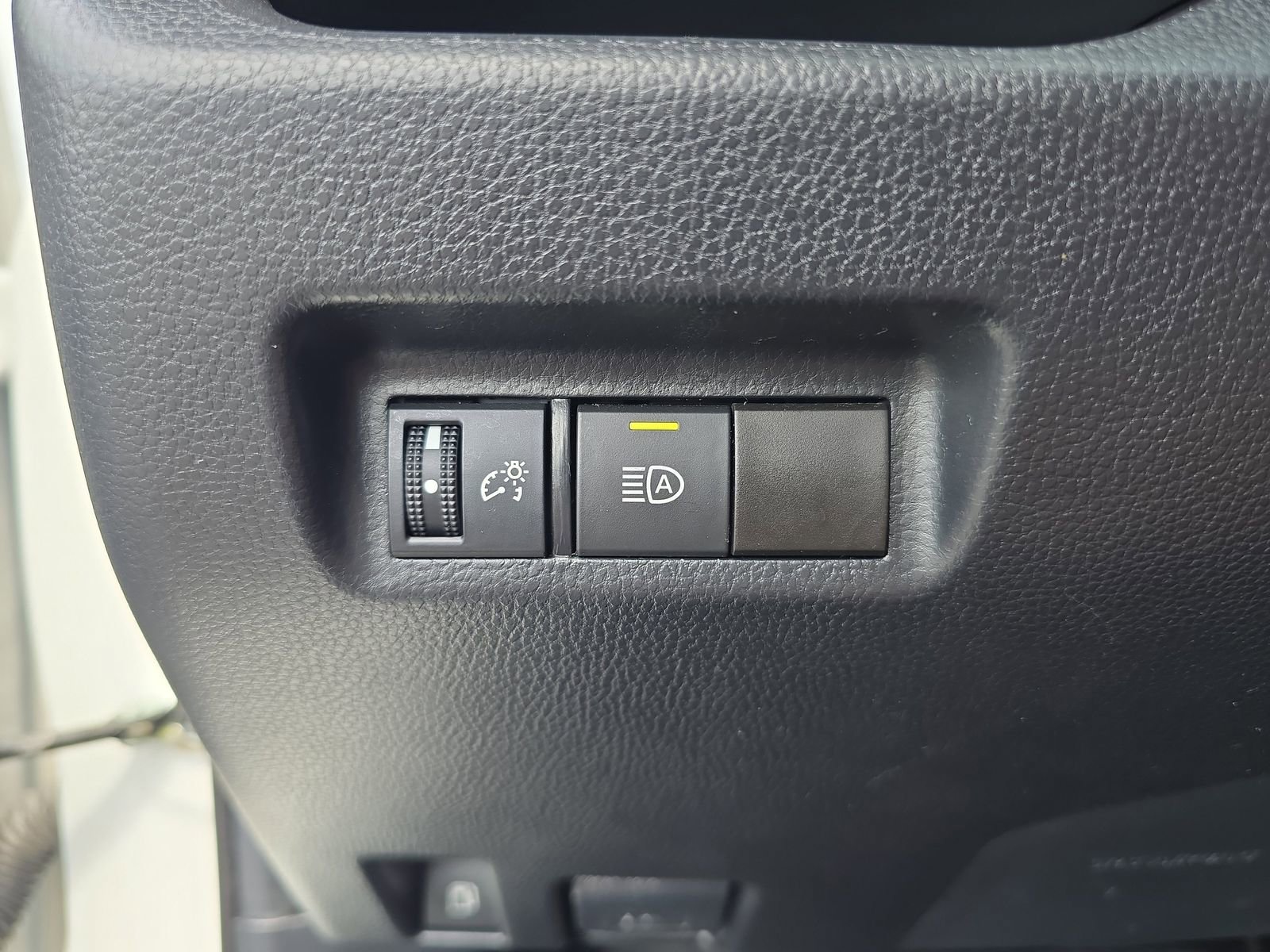 Used 2021 Toyota RAV4 LE AWD/4WD image 19