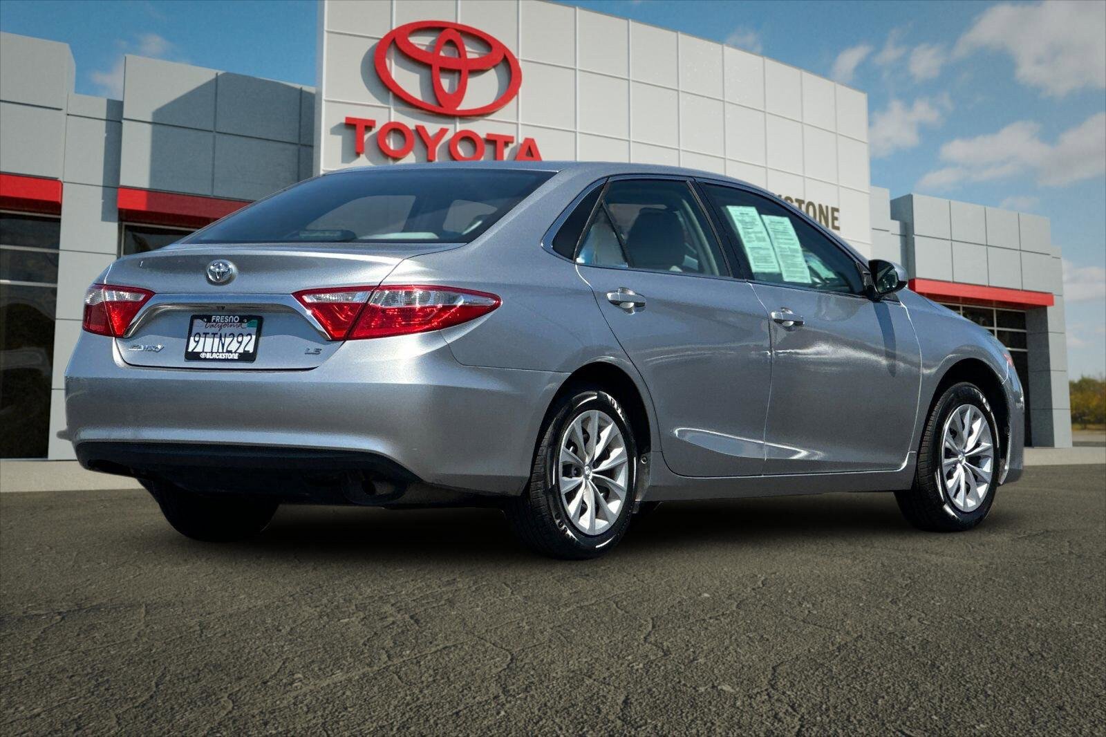 Used 2017 Toyota Camry LE FWD image 3