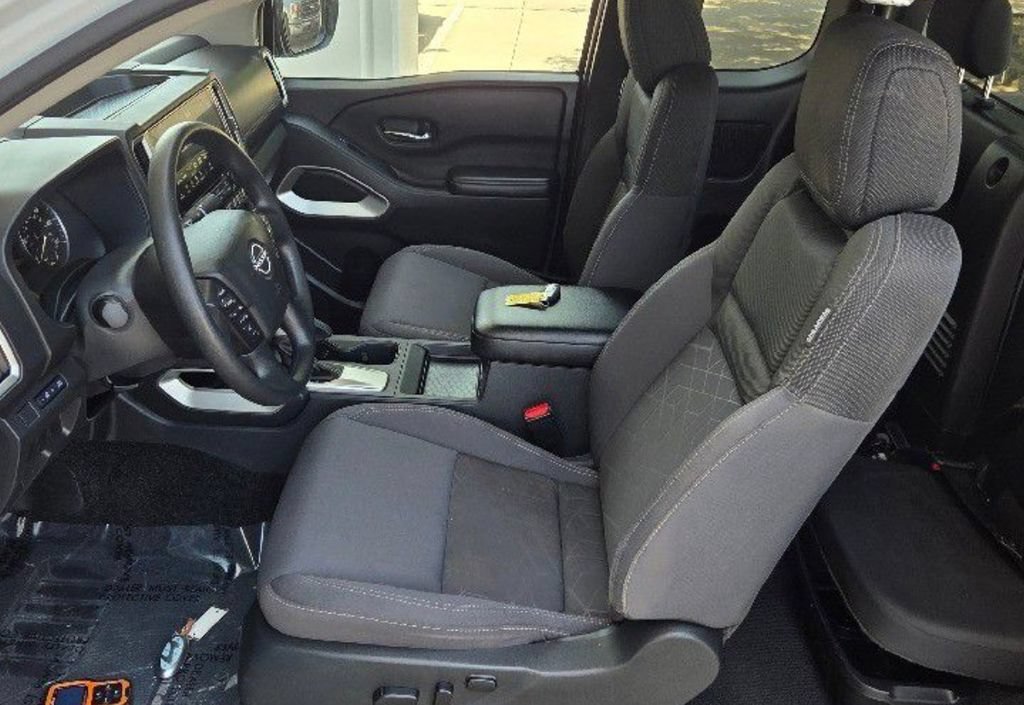 Used 2025 Nissan Frontier SV RWD image 4