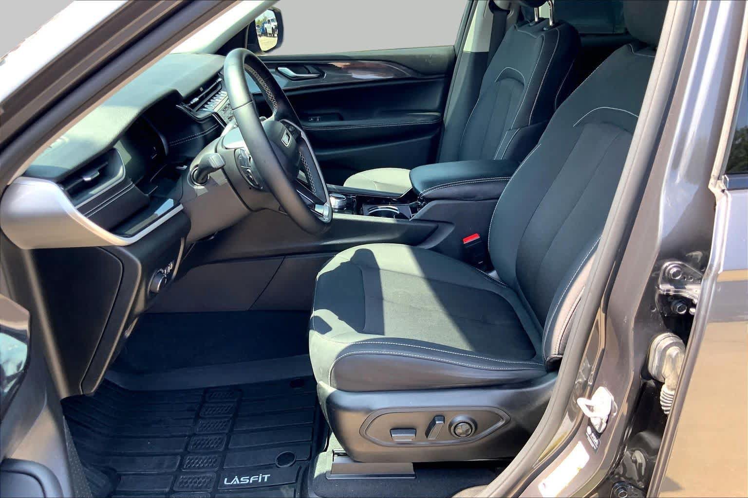Used 2022 Jeep Grand Cherokee L Laredo w/ Luxury Tech Group I RWD image 8