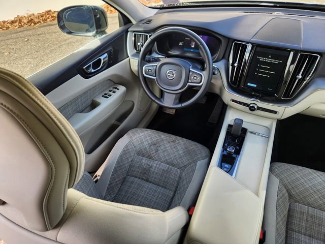 Certified 2022 Volvo XC60 B5 Momentum AWD/4WD image 11