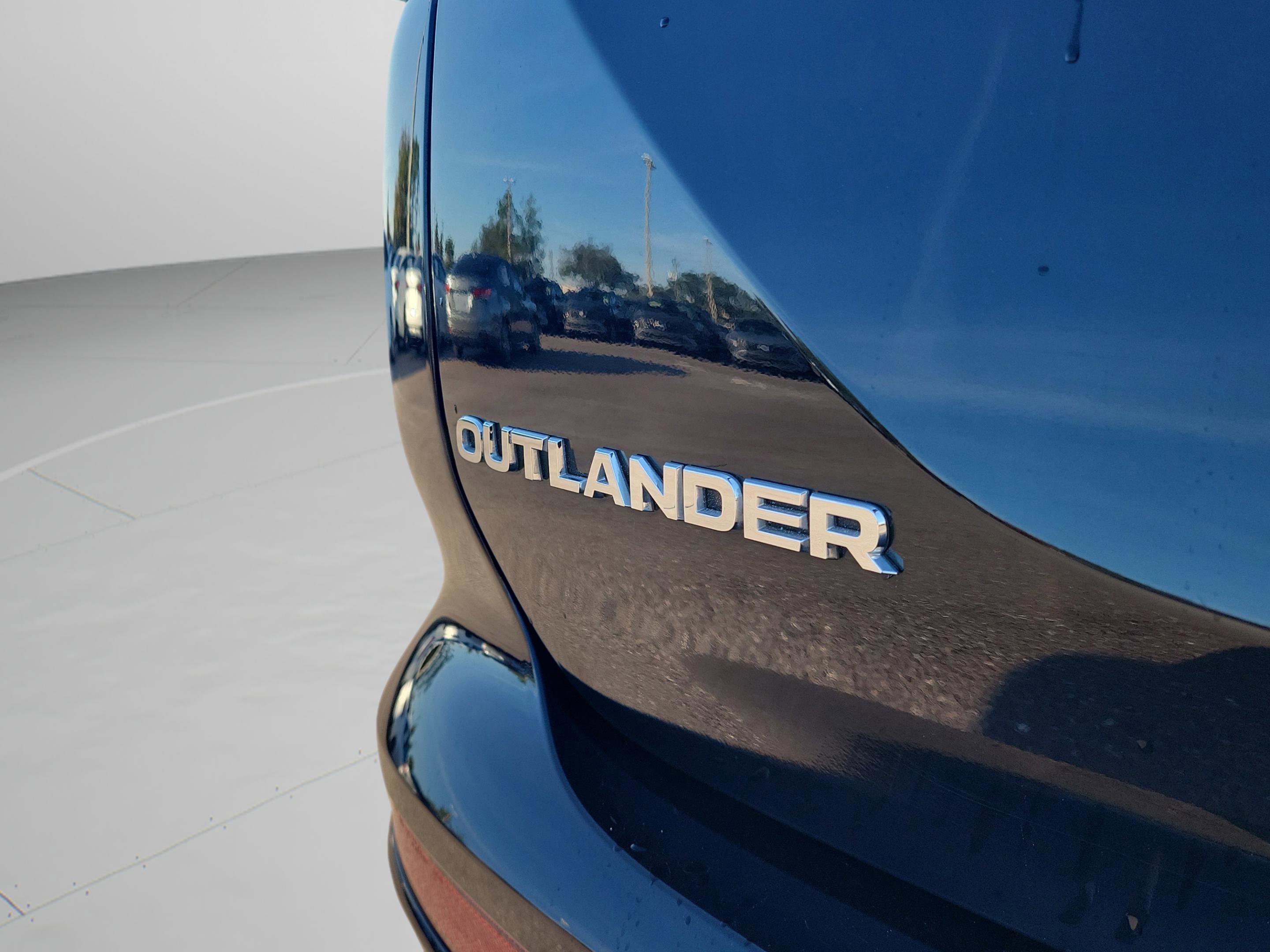 Used 2024 Mitsubishi Outlander SE image 30