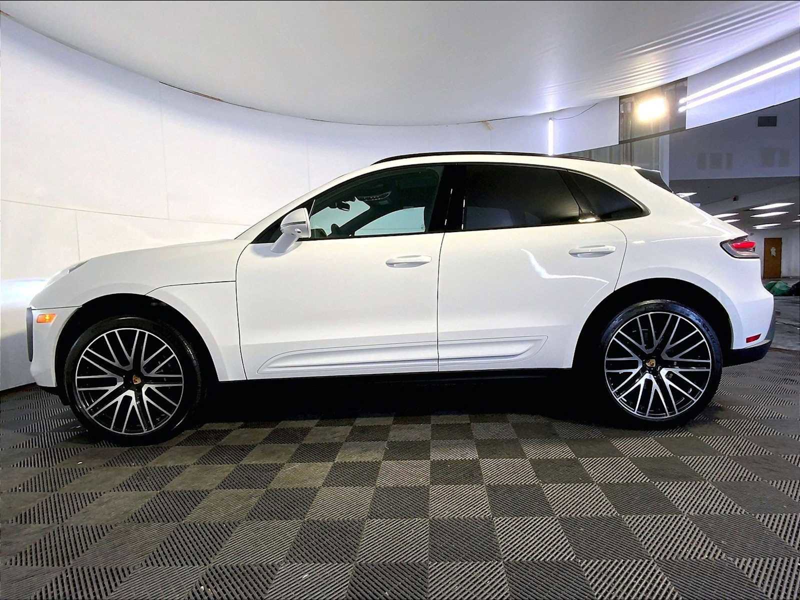 Certified 2025 Porsche Macan image 2