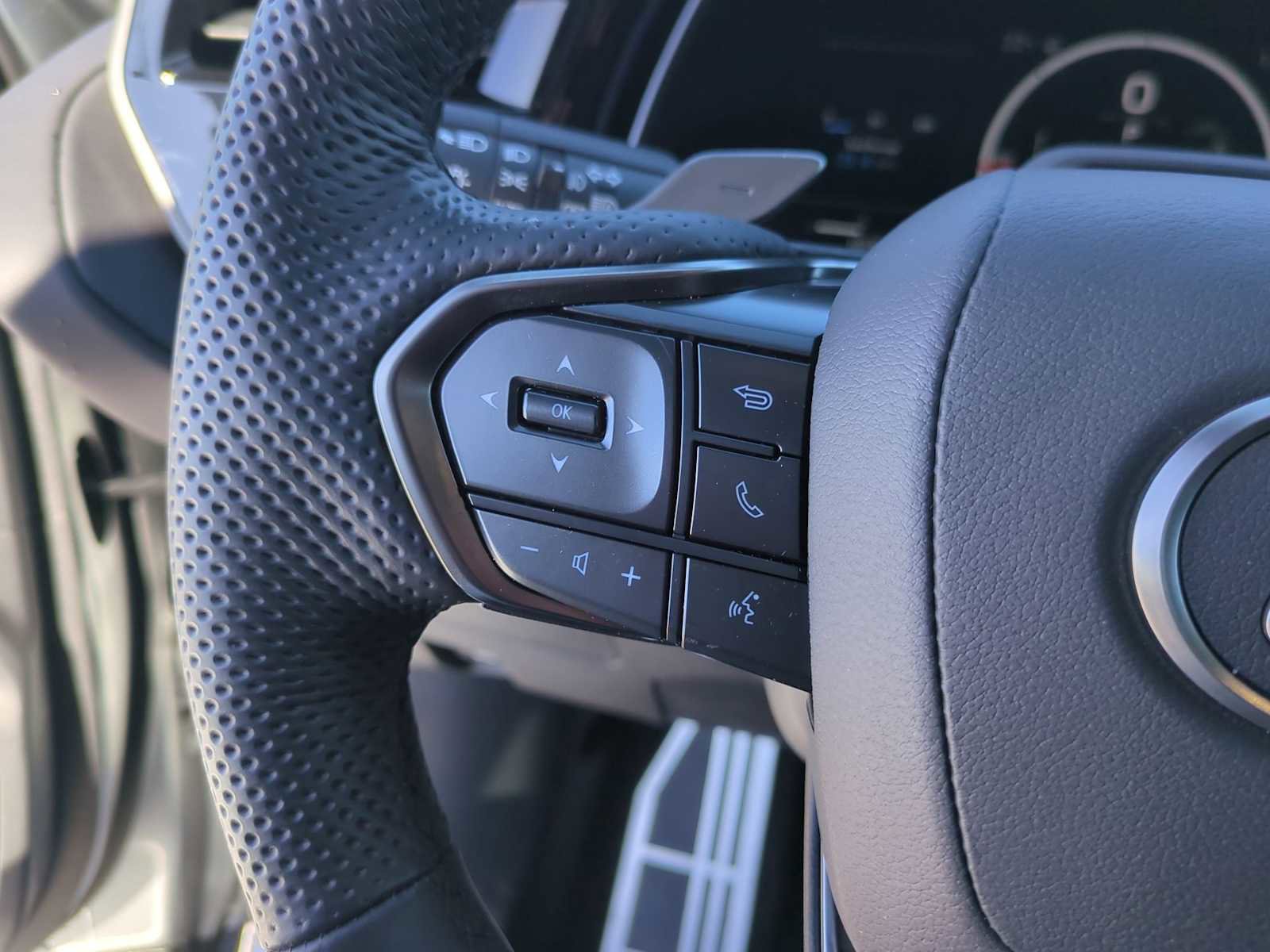 Used 2025 Lexus TX 500h AWD w/ Technology Package image 33