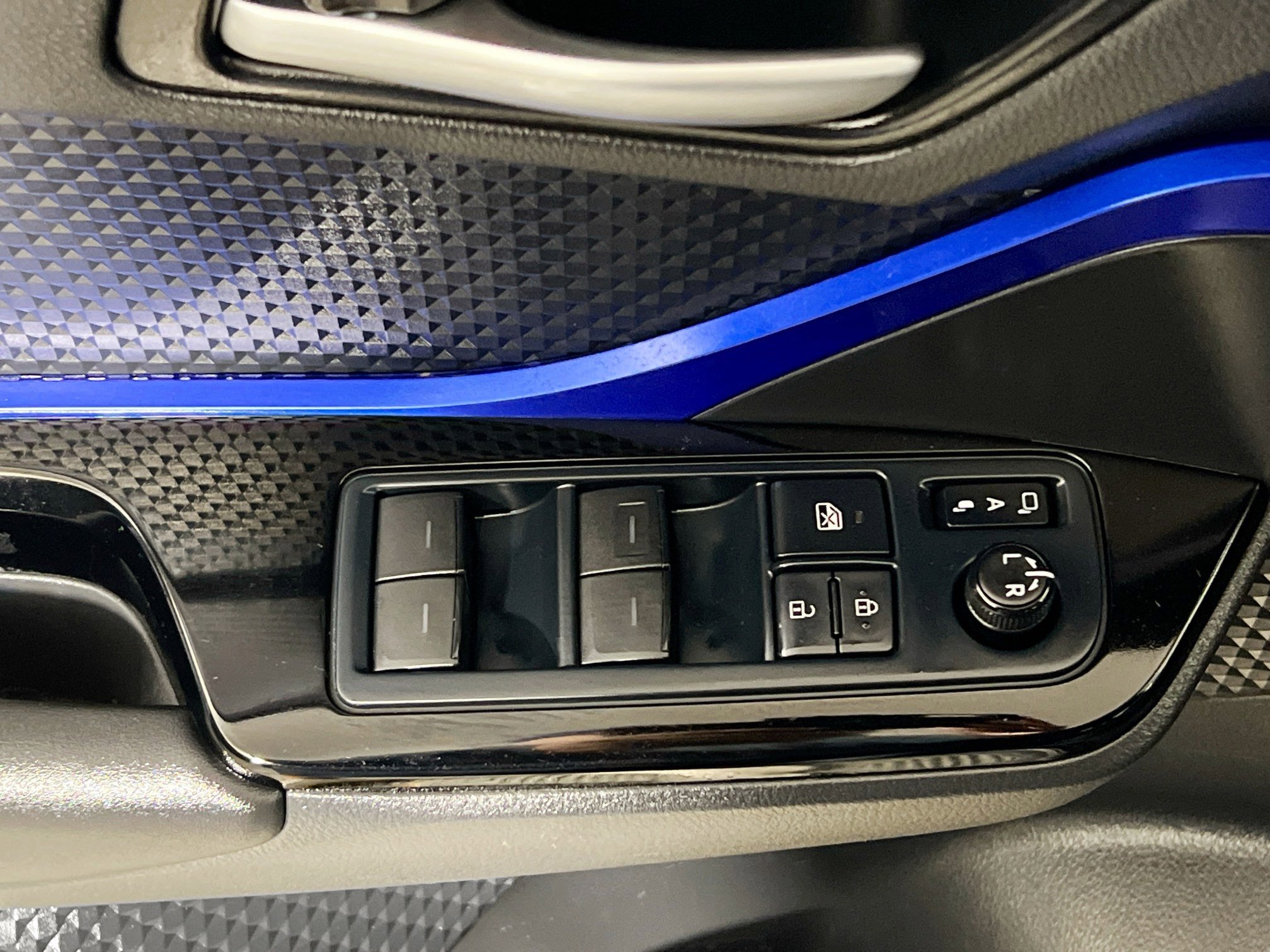 Used 2020 Toyota C-HR XLE image 15